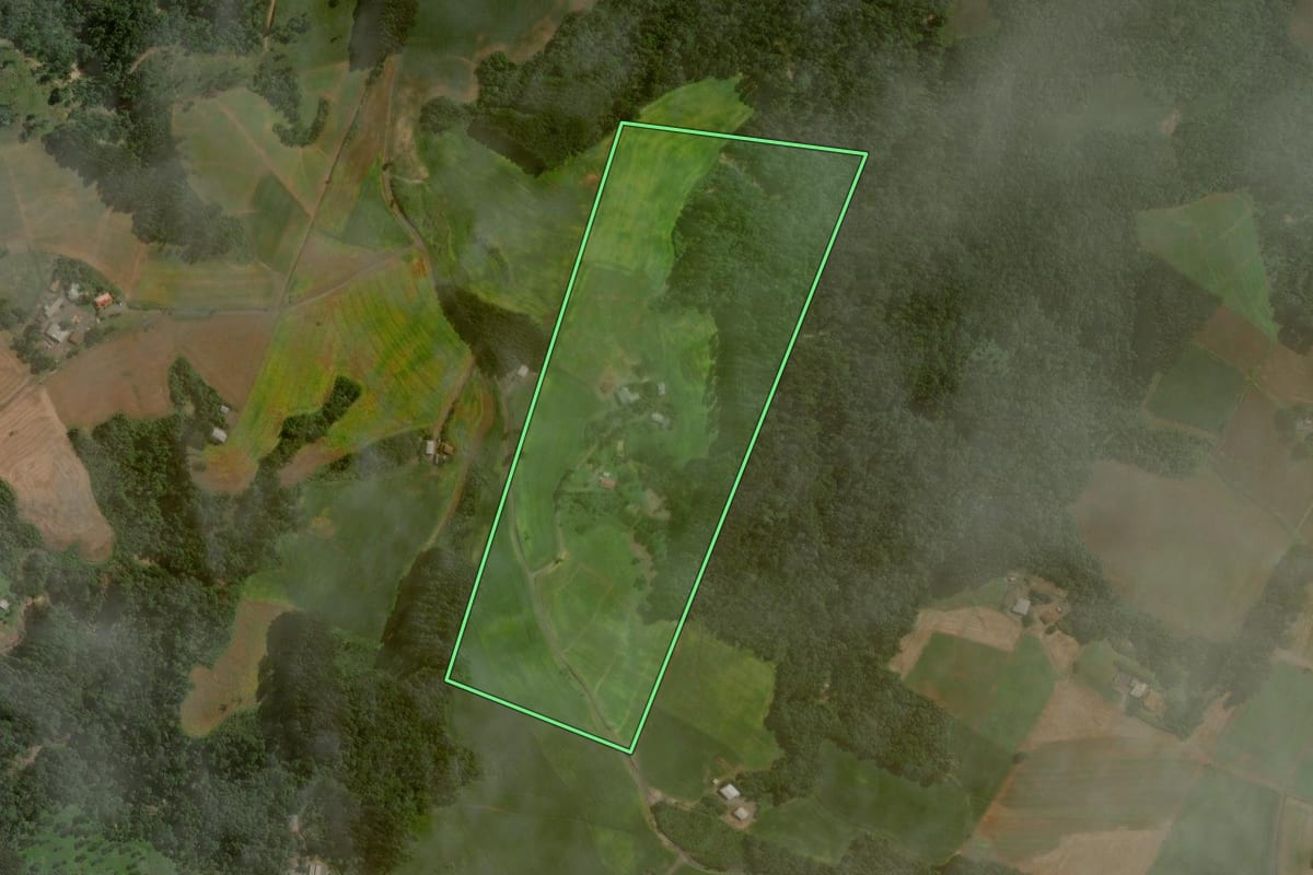 Imagem de satélite do imóvel rural em Santa Terezinha (SC), com o contorno declarado no CAR desenhado por cima.