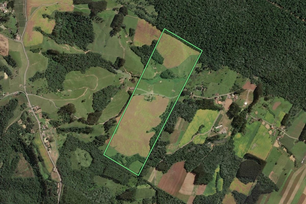 Imagem de satélite do imóvel rural em Santa Terezinha (SC), com o contorno declarado no CAR desenhado por cima.