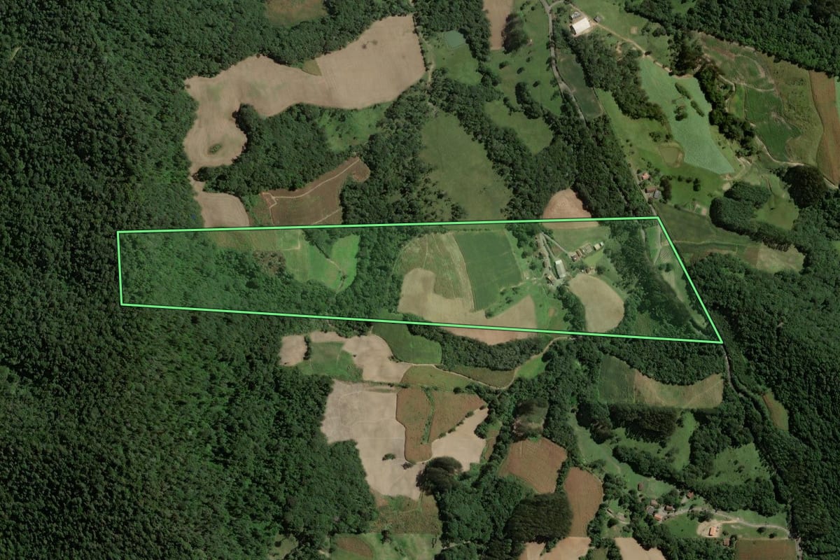 Imagem de satélite do imóvel rural em Santa Terezinha (SC), com o contorno declarado no CAR desenhado por cima.