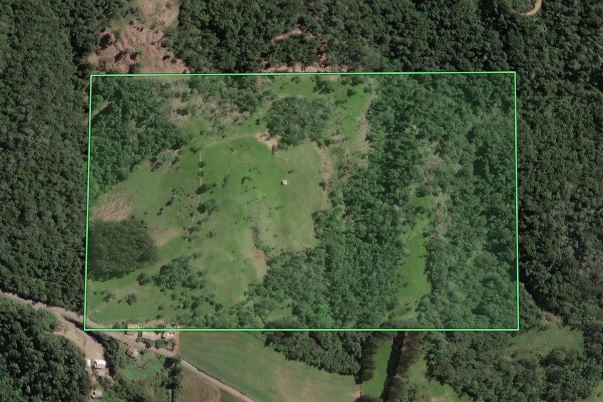 Imagem de satélite do imóvel rural em Santa Terezinha (SC), com o contorno declarado no CAR desenhado por cima.