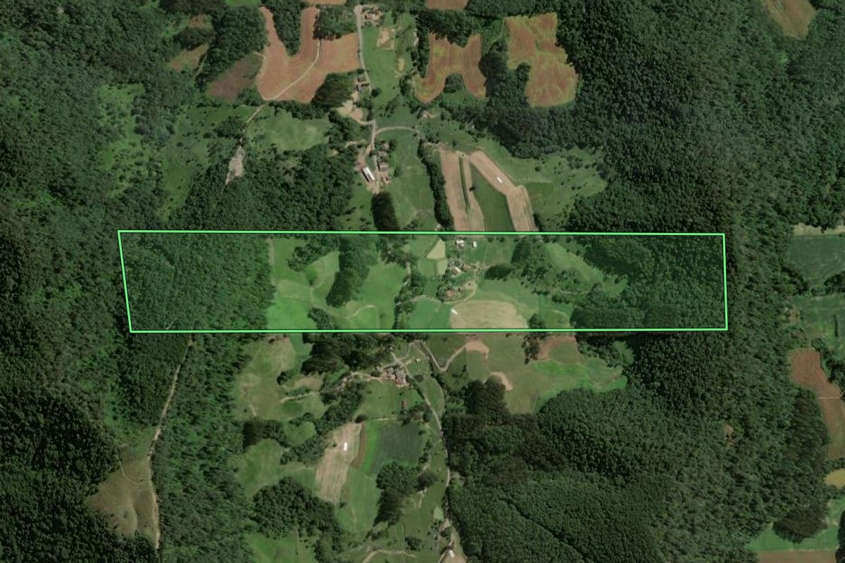 Imagem de satélite do imóvel rural em Santa Terezinha (SC), com o contorno declarado no CAR desenhado por cima.
