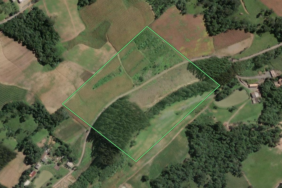 Imagem de satélite do imóvel rural em Santa Terezinha (SC), com o contorno declarado no CAR desenhado por cima.