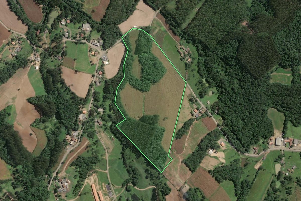 Imagem de satélite do imóvel rural em Santa Terezinha (SC), com o contorno declarado no CAR desenhado por cima.
