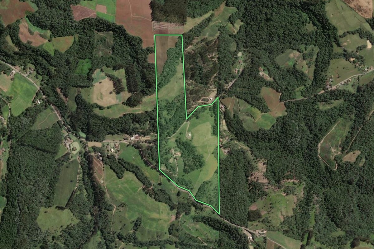 Imagem de satélite do imóvel rural em Santa Terezinha (SC), com o contorno declarado no CAR desenhado por cima.