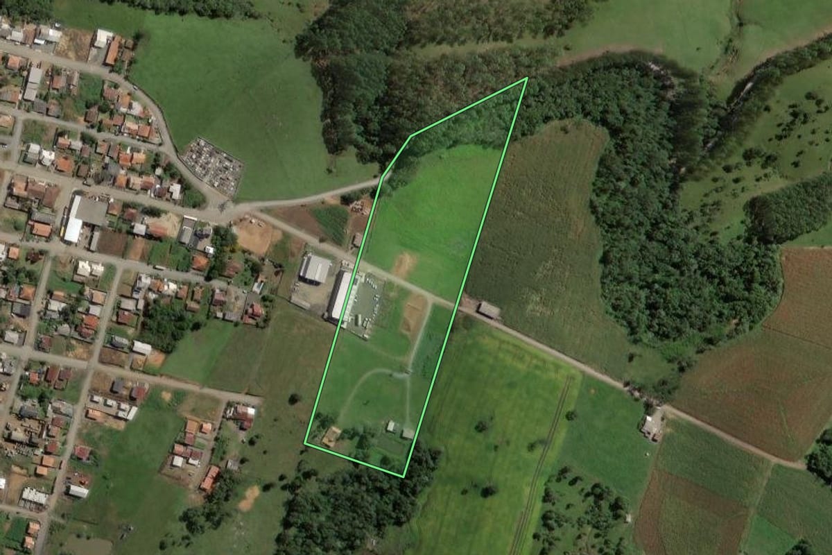 Imagem de satélite do imóvel rural em Santa Terezinha (SC), com o contorno declarado no CAR desenhado por cima.