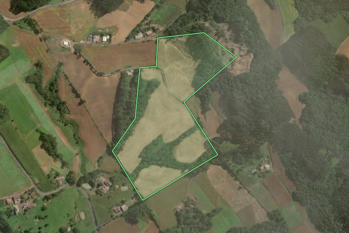 Imagem de satélite do imóvel rural em Santa Terezinha (SC), com o contorno declarado no CAR desenhado por cima.