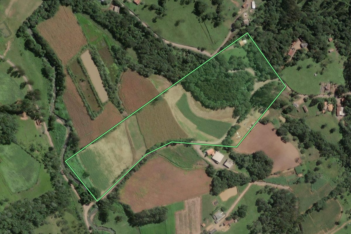 Imagem de satélite do imóvel rural em Santa Terezinha (SC), com o contorno declarado no CAR desenhado por cima.