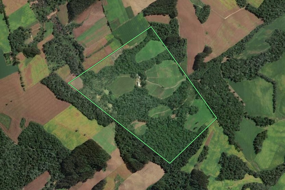 Imagem de satélite do imóvel rural em Santa Terezinha (SC), com o contorno declarado no CAR desenhado por cima.