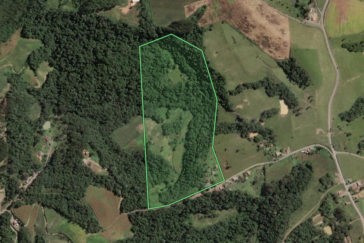 Imagem de satélite do imóvel rural em Santa Terezinha (SC), com o contorno declarado no CAR desenhado por cima.