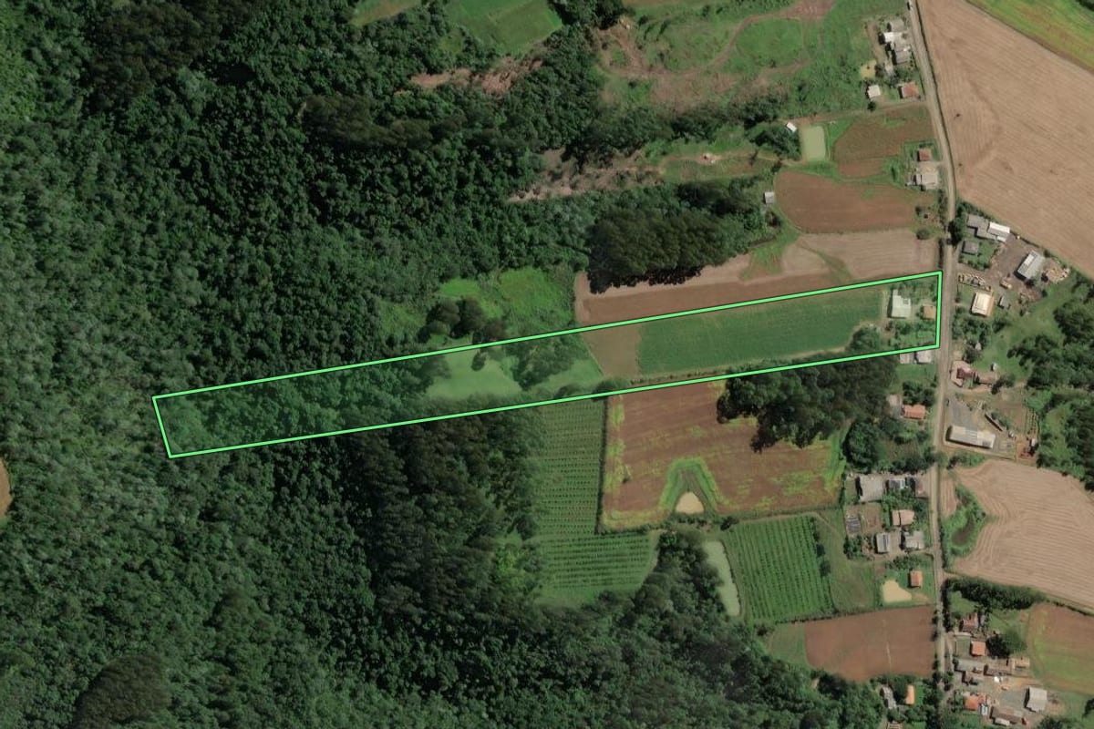 Imagem de satélite do imóvel rural em Santa Terezinha (SC), com o contorno declarado no CAR desenhado por cima.