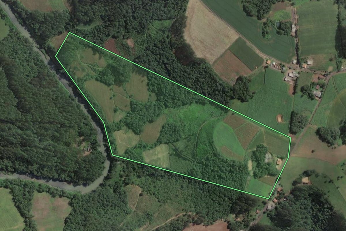 Imagem de satélite do imóvel rural em Santa Terezinha (SC), com o contorno declarado no CAR desenhado por cima.