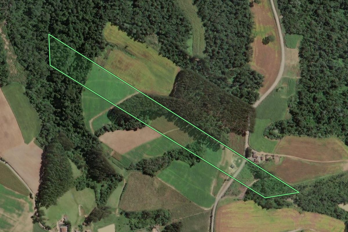 Imagem de satélite do imóvel rural em Santa Terezinha (SC), com o contorno declarado no CAR desenhado por cima.