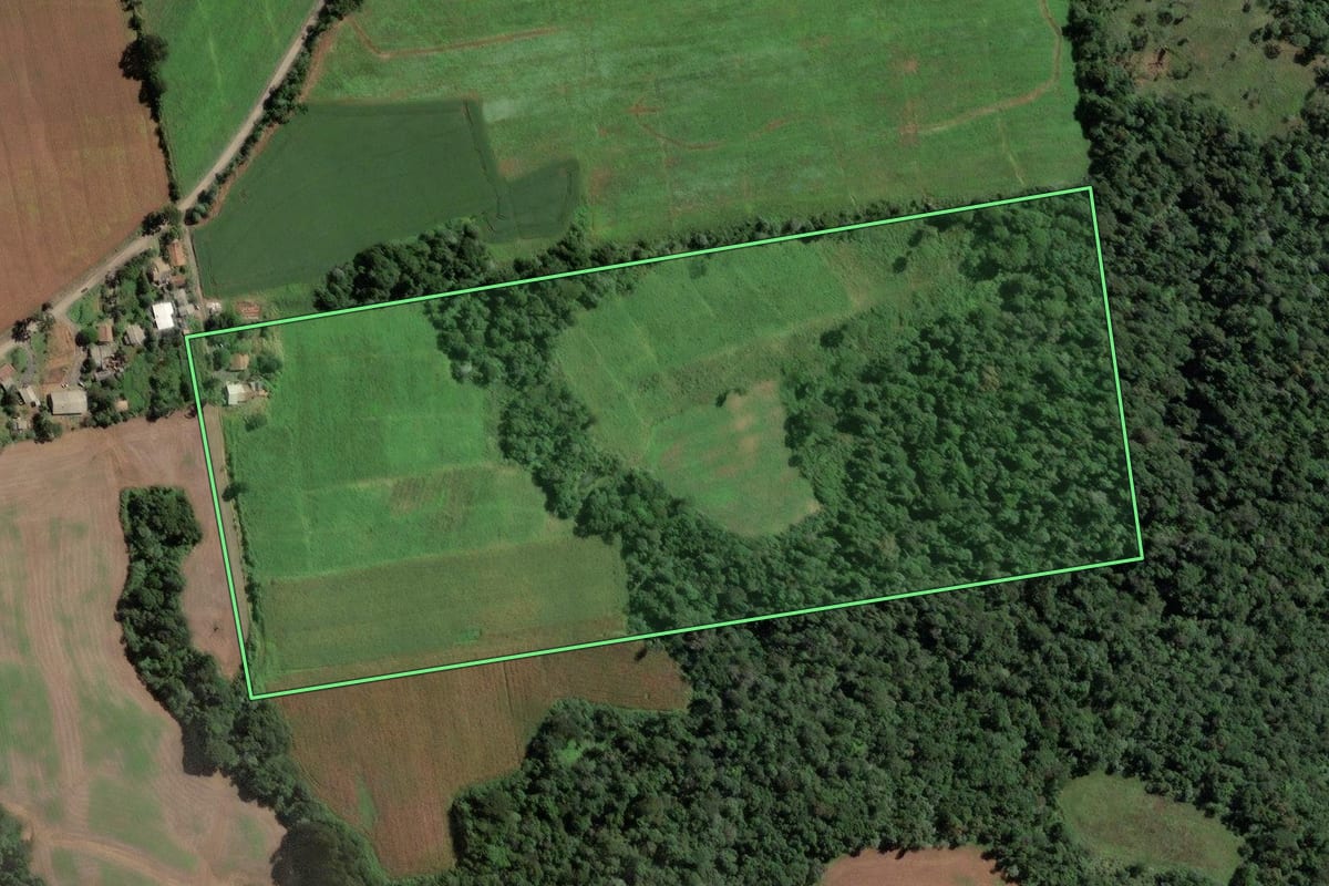 Imagem de satélite do imóvel rural em Santa Terezinha (SC), com o contorno declarado no CAR desenhado por cima.