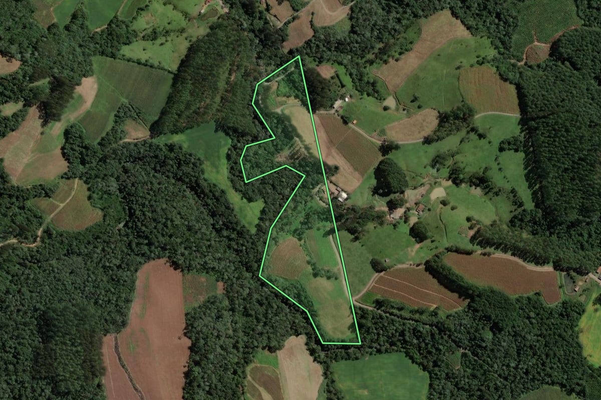 Imagem de satélite do imóvel rural em Santa Terezinha (SC), com o contorno declarado no CAR desenhado por cima.