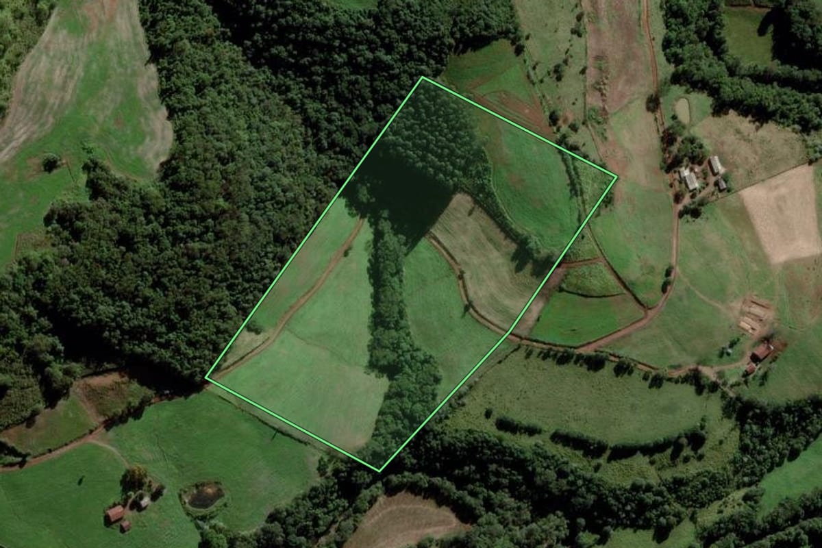 Imagem de satélite do imóvel rural em Santa Terezinha do Progresso (SC), com o contorno declarado no CAR desenhado por cima.