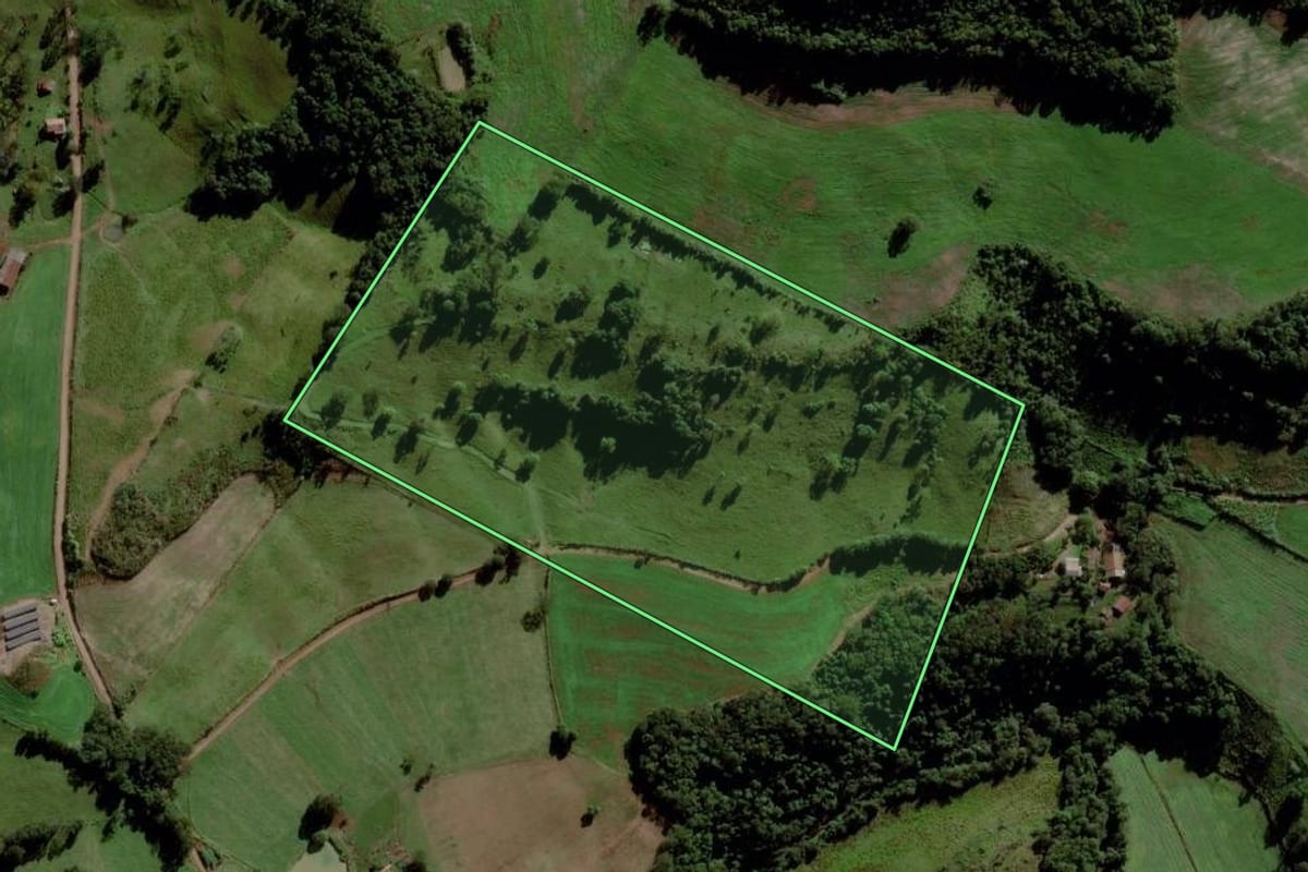 Imagem de satélite do imóvel rural em Santa Terezinha do Progresso (SC), com o contorno declarado no CAR desenhado por cima.