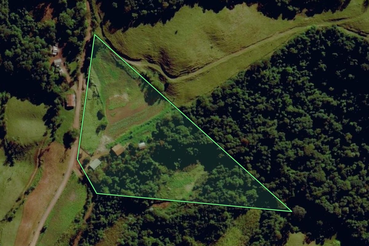 Imagem de satélite do imóvel rural em Santa Terezinha do Progresso (SC), com o contorno declarado no CAR desenhado por cima.