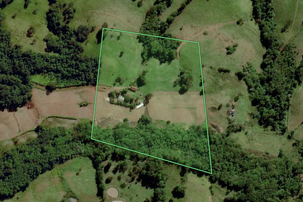 Imagem de satélite do imóvel rural em Santa Terezinha do Progresso (SC), com o contorno declarado no CAR desenhado por cima.