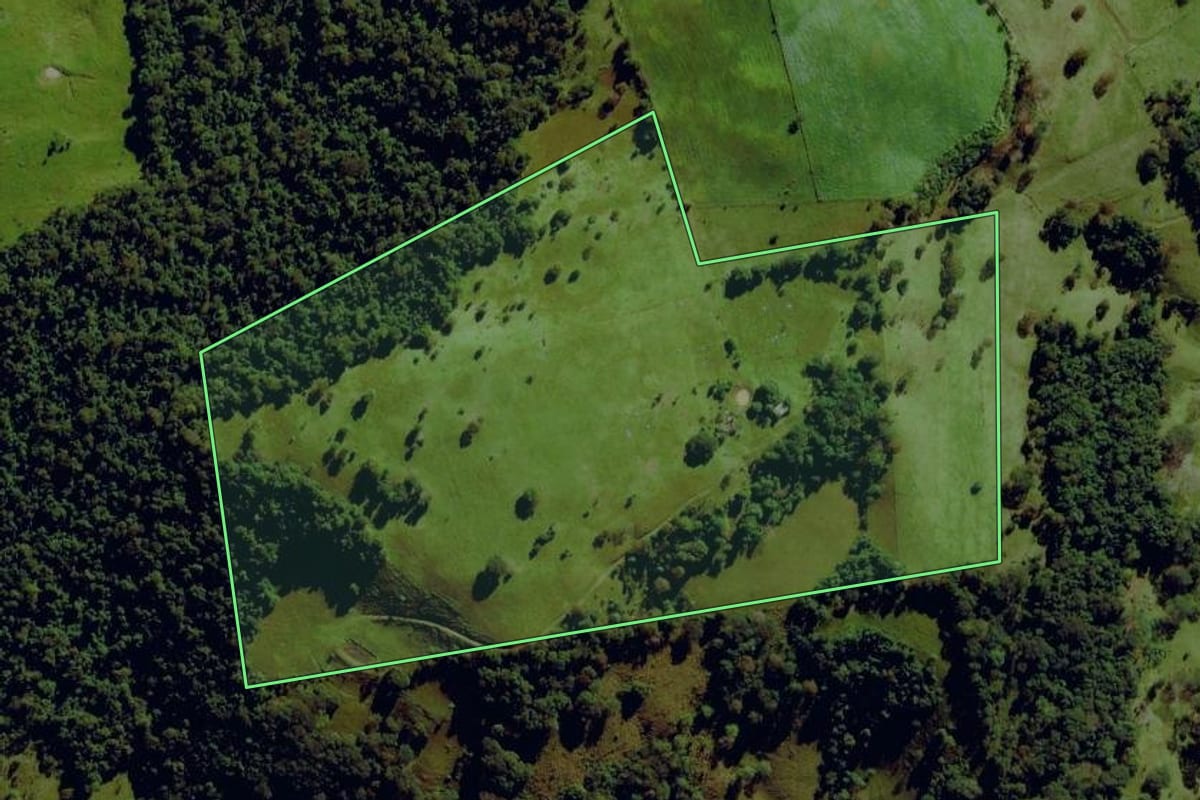 Imagem de satélite do imóvel rural em Santa Terezinha do Progresso (SC), com o contorno declarado no CAR desenhado por cima.