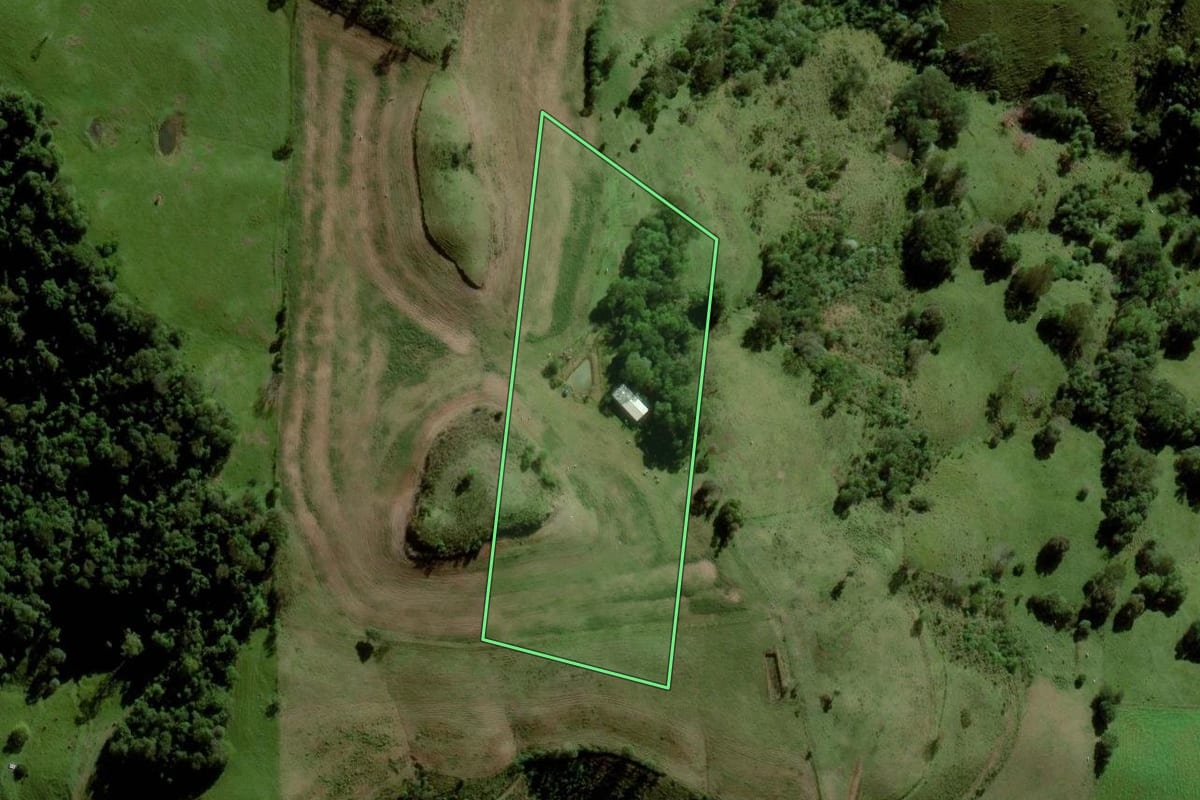 Imagem de satélite do imóvel rural em Santa Terezinha do Progresso (SC), com o contorno declarado no CAR desenhado por cima.