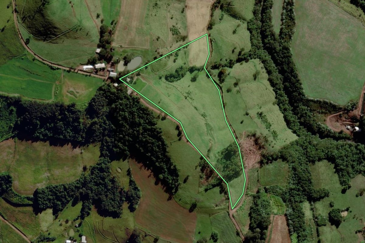 Imagem de satélite do imóvel rural em Santa Terezinha do Progresso (SC), com o contorno declarado no CAR desenhado por cima.