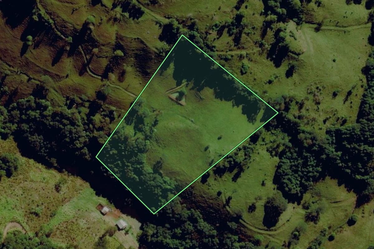 Imagem de satélite do imóvel rural em Santa Terezinha do Progresso (SC), com o contorno declarado no CAR desenhado por cima.
