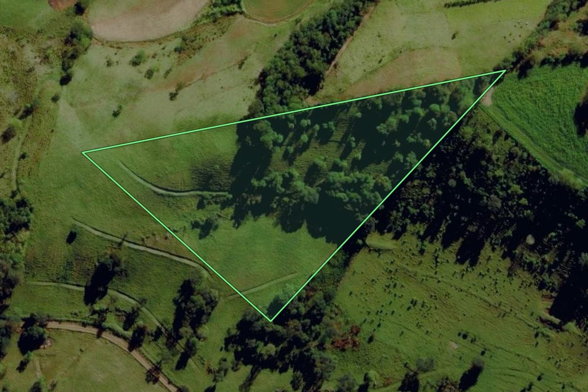 Imagem de satélite do imóvel rural em Santa Terezinha do Progresso (SC), com o contorno declarado no CAR desenhado por cima.