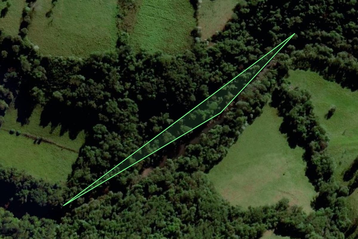 Imagem de satélite do imóvel rural em Santa Terezinha do Progresso (SC), com o contorno declarado no CAR desenhado por cima.