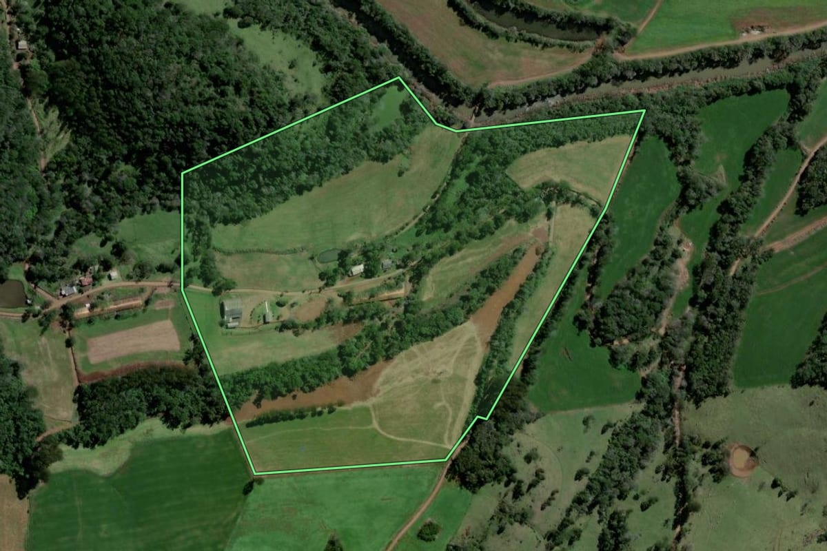 Imagem de satélite do imóvel rural em Santiago do Sul (SC), com o contorno declarado no CAR desenhado por cima.