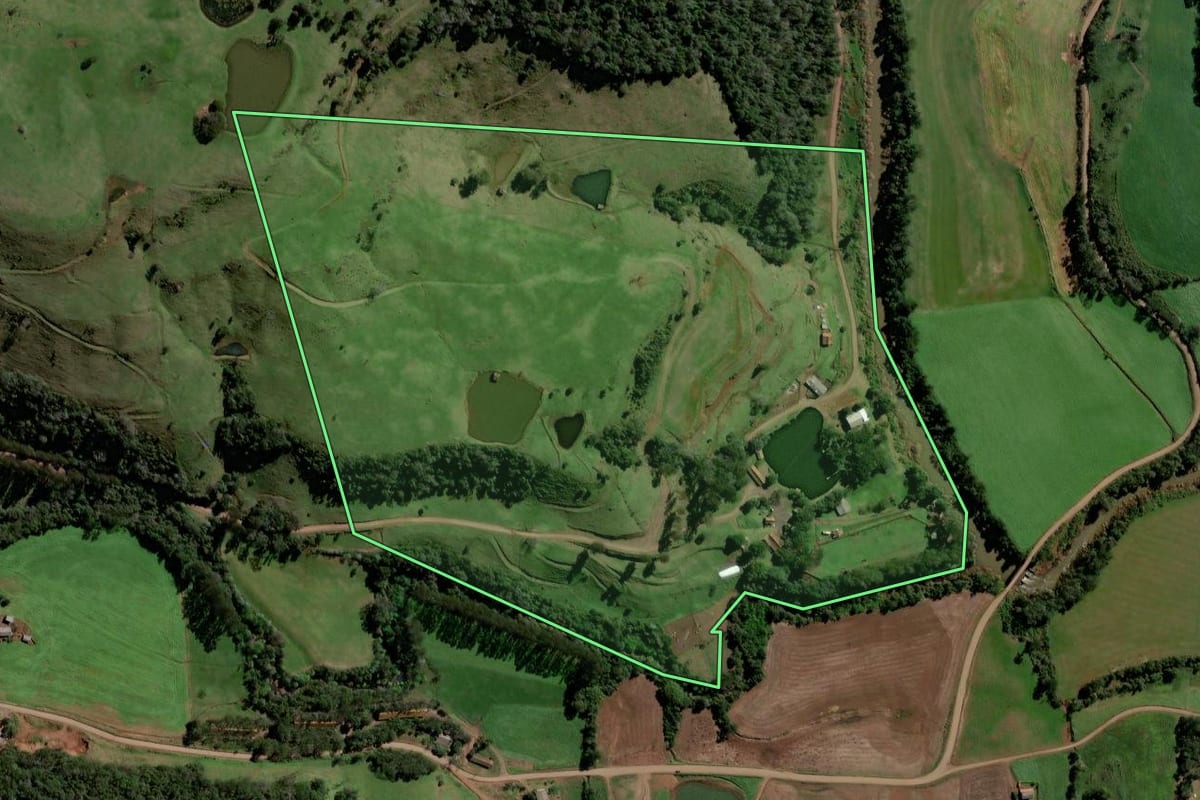 Imagem de satélite do imóvel rural em Santiago do Sul (SC), com o contorno declarado no CAR desenhado por cima.