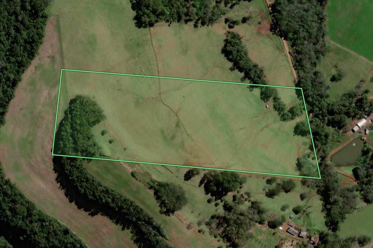 Imagem de satélite do imóvel rural em Santiago do Sul (SC), com o contorno declarado no CAR desenhado por cima.