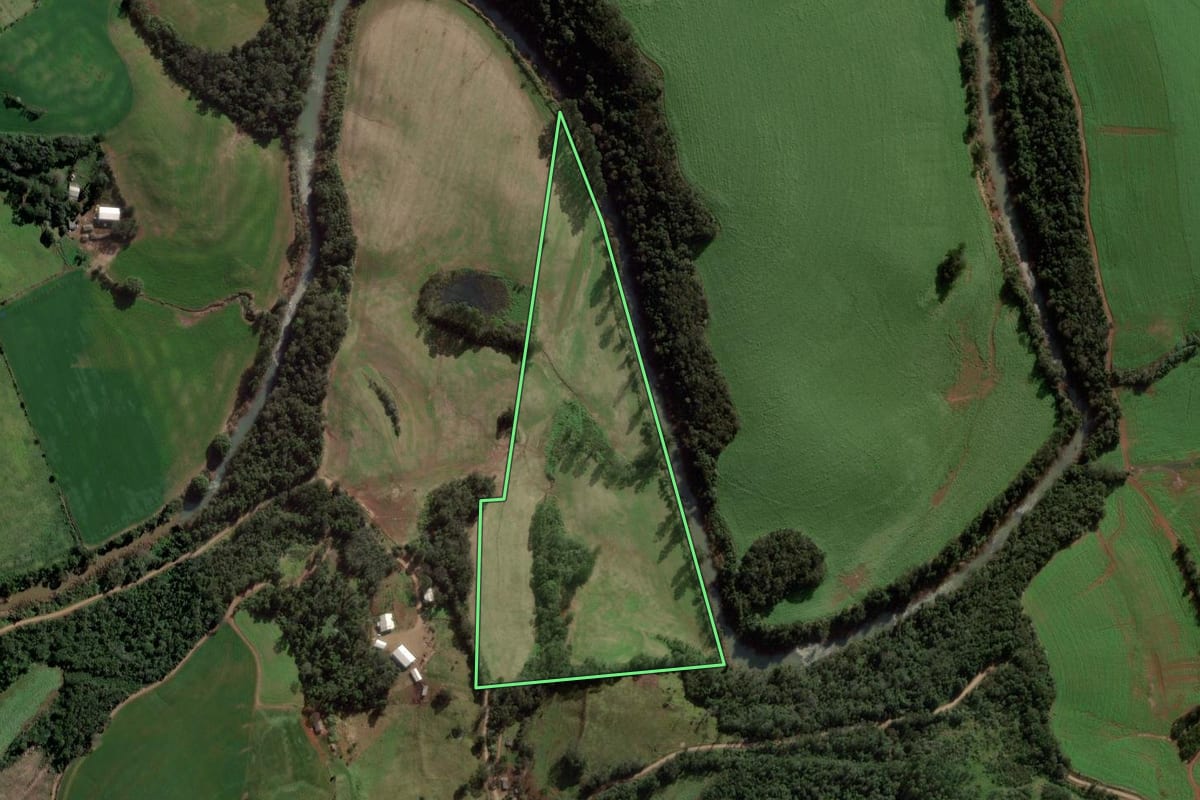 Imagem de satélite do imóvel rural em Santiago do Sul (SC), com o contorno declarado no CAR desenhado por cima.