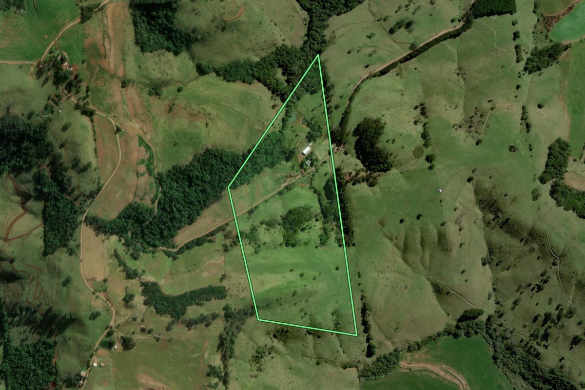 Imagem de satélite do imóvel rural em Santiago do Sul (SC), com o contorno declarado no CAR desenhado por cima.