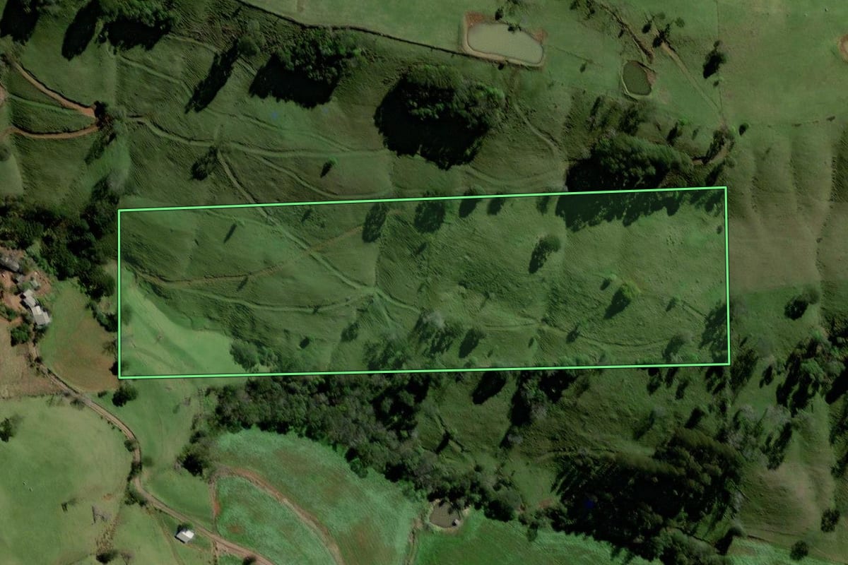 Imagem de satélite do imóvel rural em Santiago do Sul (SC), com o contorno declarado no CAR desenhado por cima.