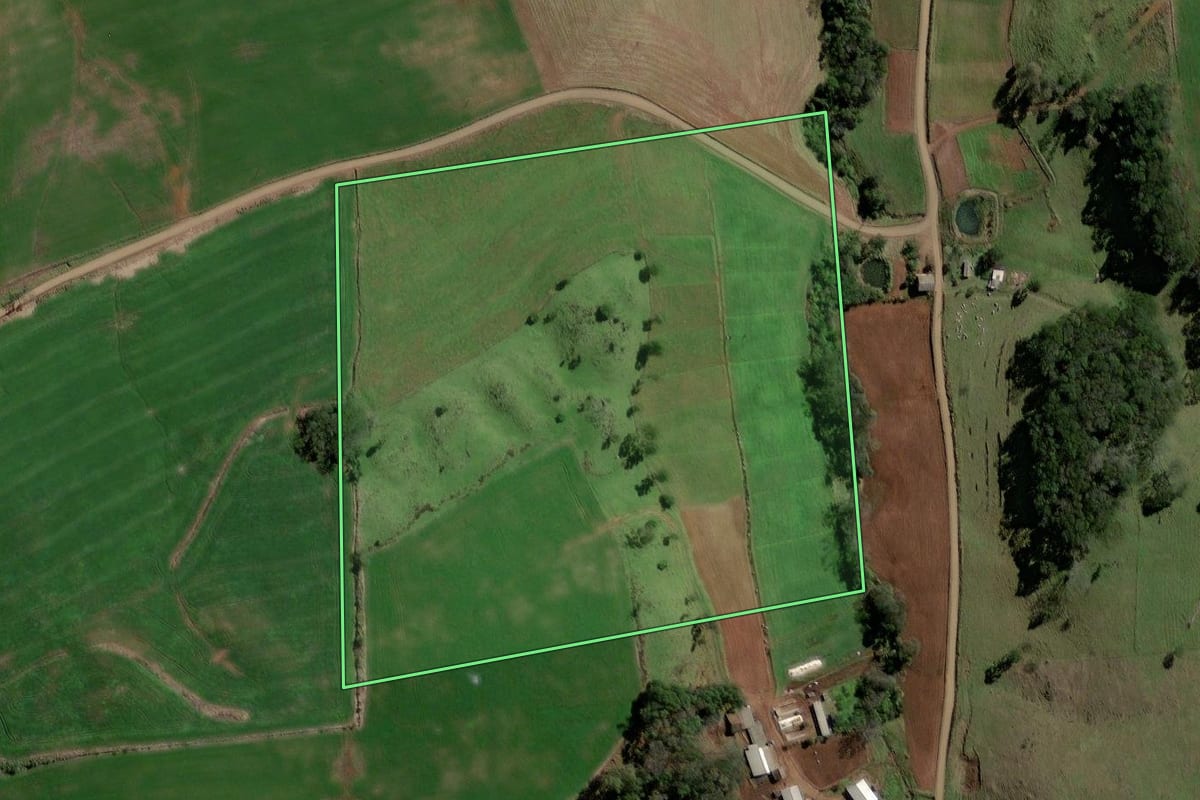 Imagem de satélite do imóvel rural em Santiago do Sul (SC), com o contorno declarado no CAR desenhado por cima.