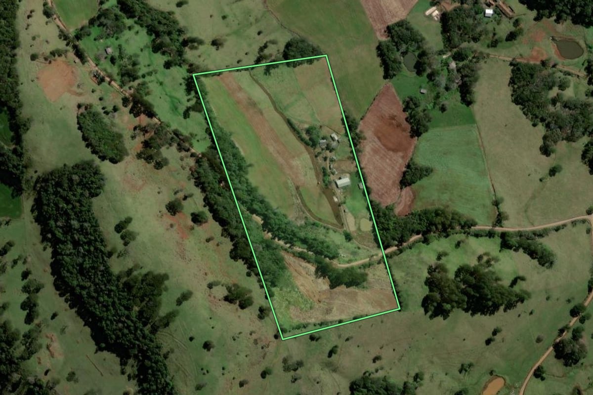 Imagem de satélite do imóvel rural em Santiago do Sul (SC), com o contorno declarado no CAR desenhado por cima.
