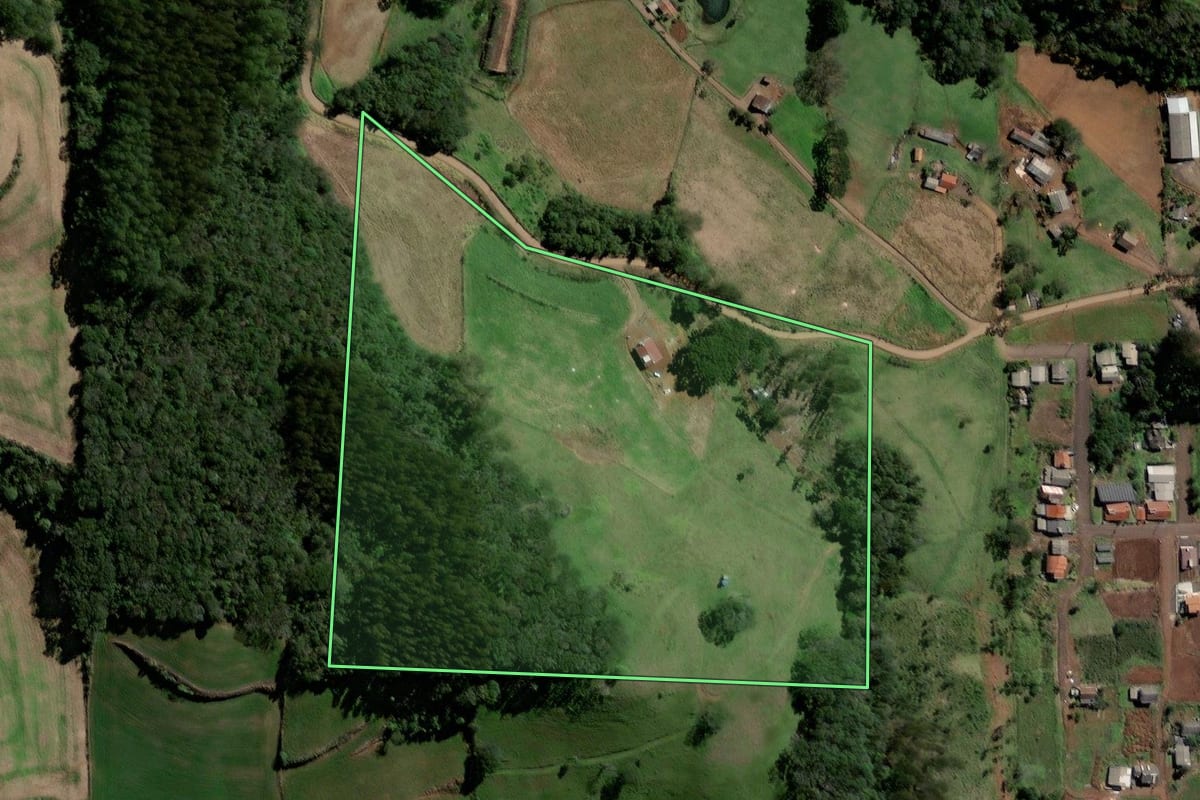 Imagem de satélite do imóvel rural em Santiago do Sul (SC), com o contorno declarado no CAR desenhado por cima.