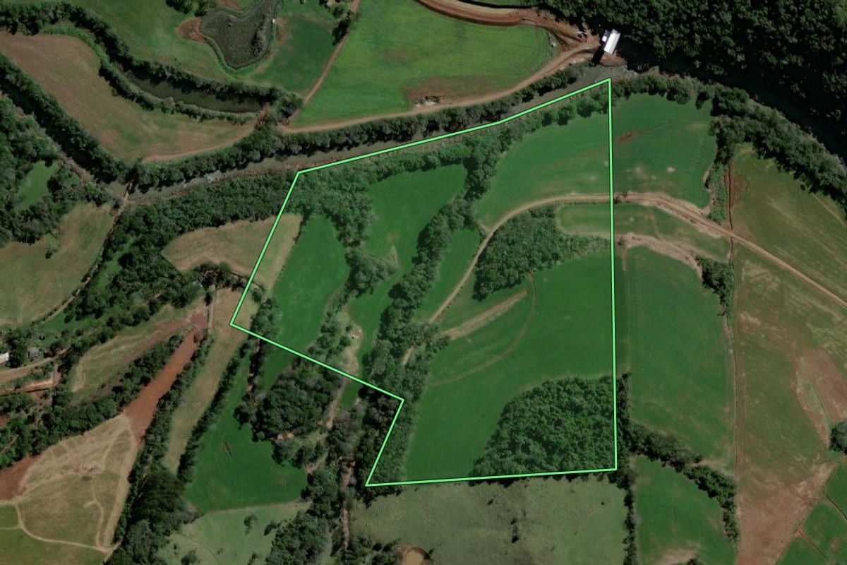 Imagem de satélite do imóvel rural em Santiago do Sul (SC), com o contorno declarado no CAR desenhado por cima.