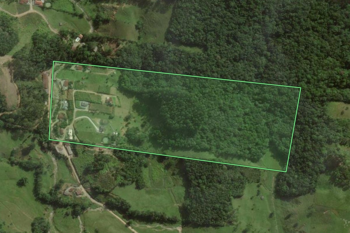 Imagem de satélite do imóvel rural em Santo Amaro da Imperatriz (SC), com o contorno declarado no CAR desenhado por cima.