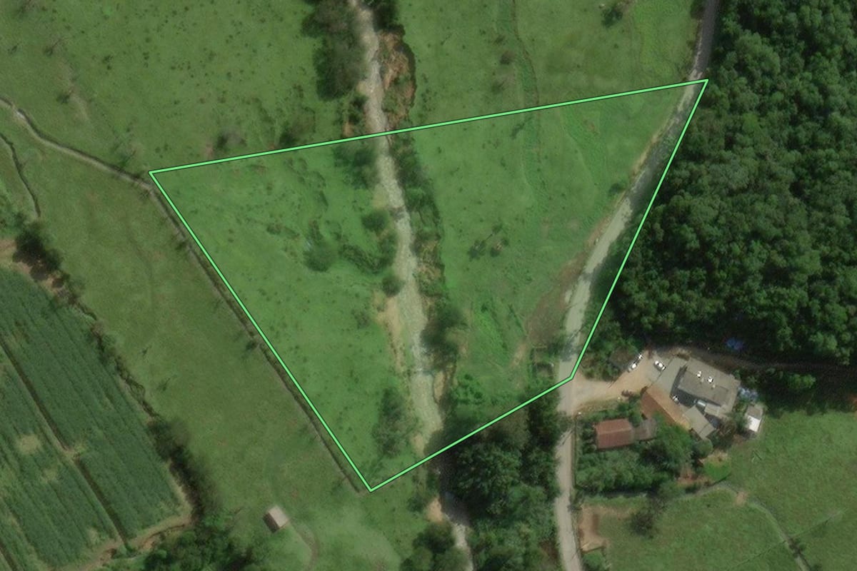 Imagem de satélite do imóvel rural em Santo Amaro da Imperatriz (SC), com o contorno declarado no CAR desenhado por cima.