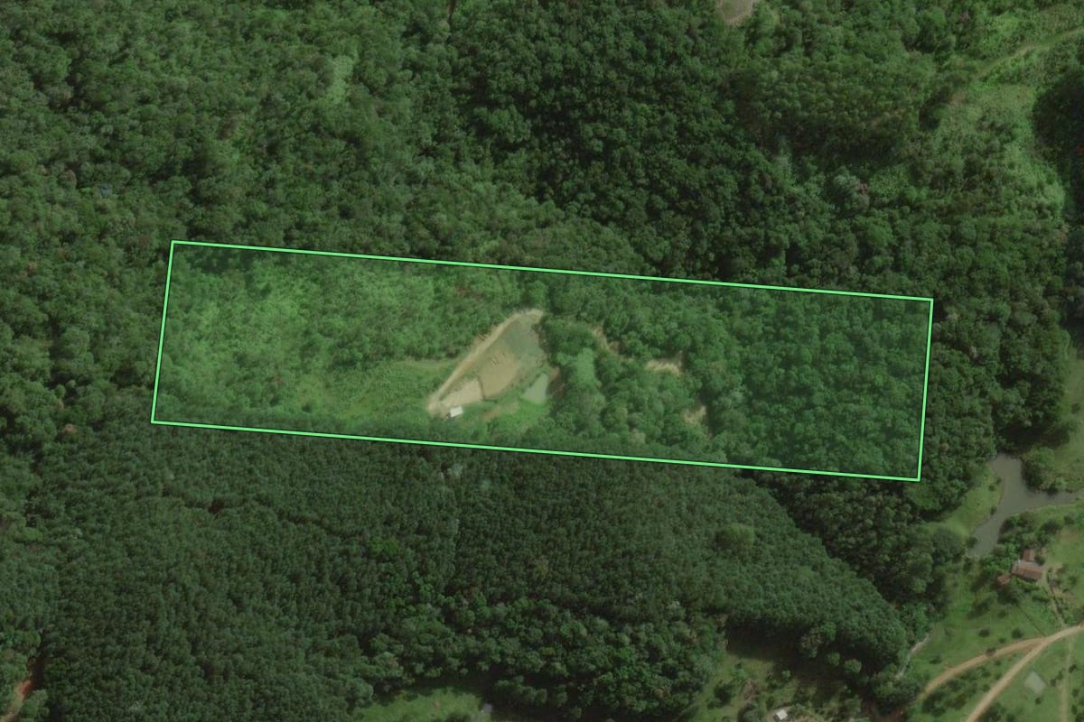 Imagem de satélite do imóvel rural em Santo Amaro da Imperatriz (SC), com o contorno declarado no CAR desenhado por cima.