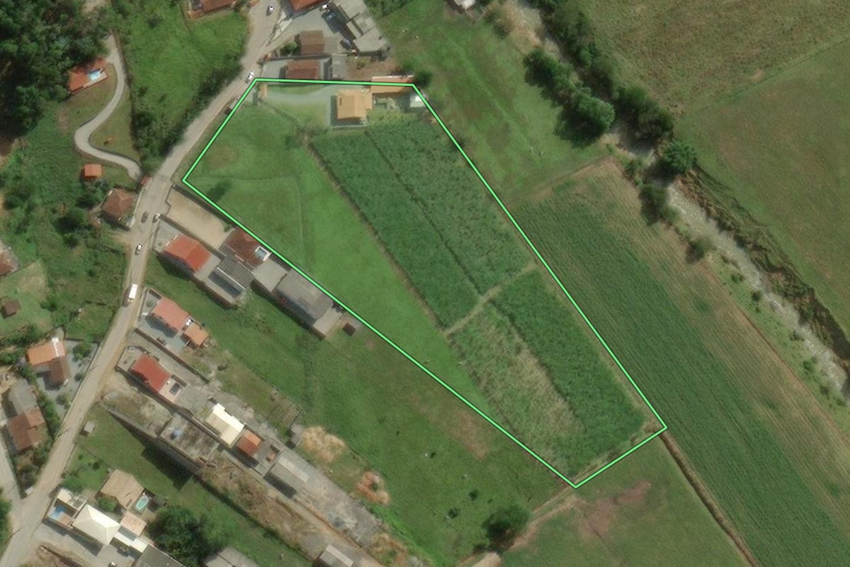 Imagem de satélite do imóvel rural em Santo Amaro da Imperatriz (SC), com o contorno declarado no CAR desenhado por cima.