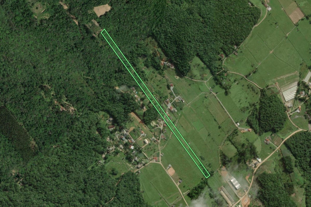 Imagem de satélite do imóvel rural em Santo Amaro da Imperatriz (SC), com o contorno declarado no CAR desenhado por cima.