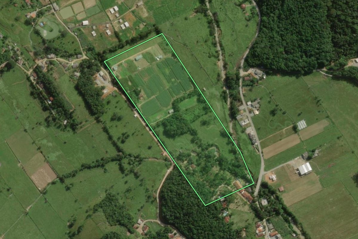 Imagem de satélite do imóvel rural em Santo Amaro da Imperatriz (SC), com o contorno declarado no CAR desenhado por cima.