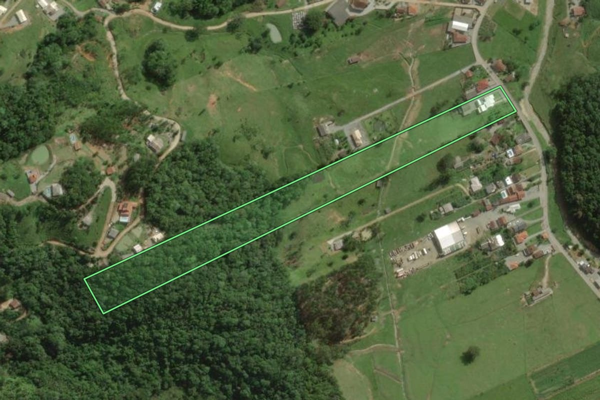 Imagem de satélite do imóvel rural em Santo Amaro da Imperatriz (SC), com o contorno declarado no CAR desenhado por cima.