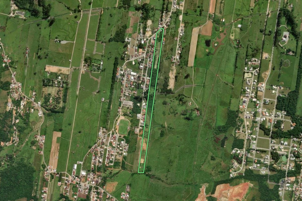 Imagem de satélite do imóvel rural em Santo Amaro da Imperatriz (SC), com o contorno declarado no CAR desenhado por cima.