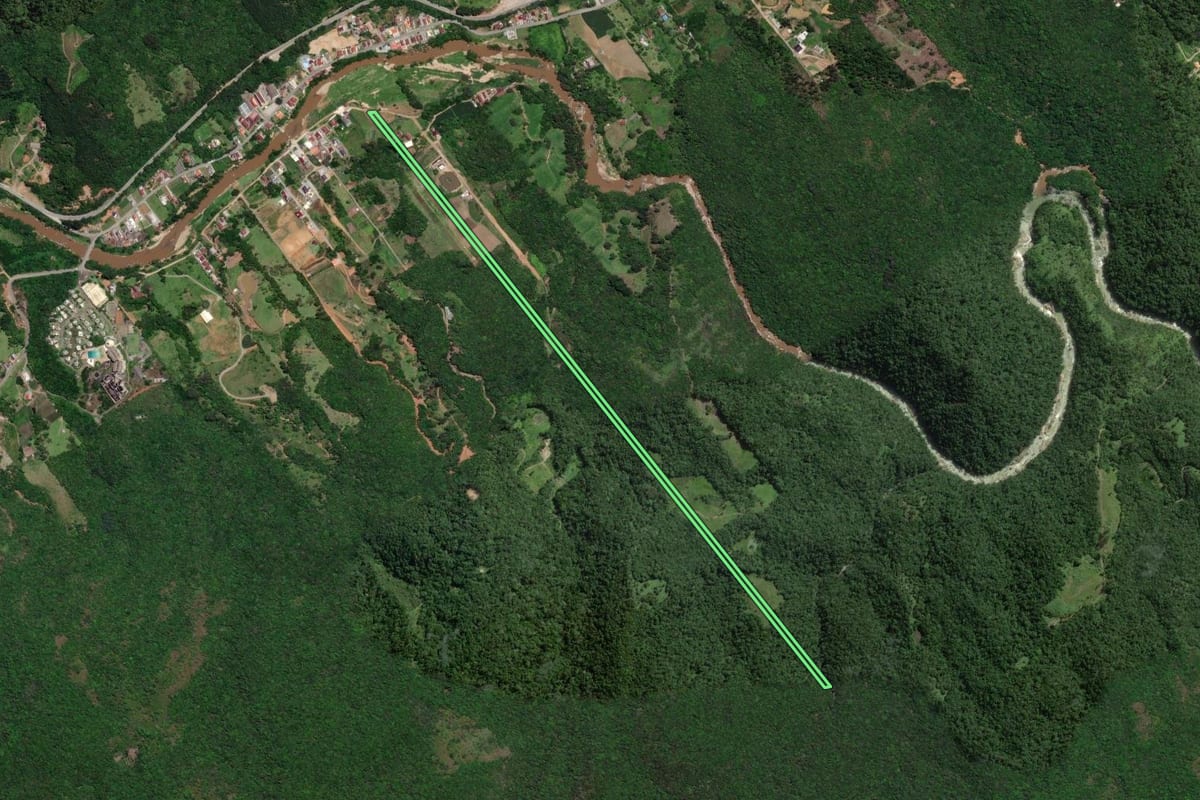 Imagem de satélite do imóvel rural em Santo Amaro da Imperatriz (SC), com o contorno declarado no CAR desenhado por cima.