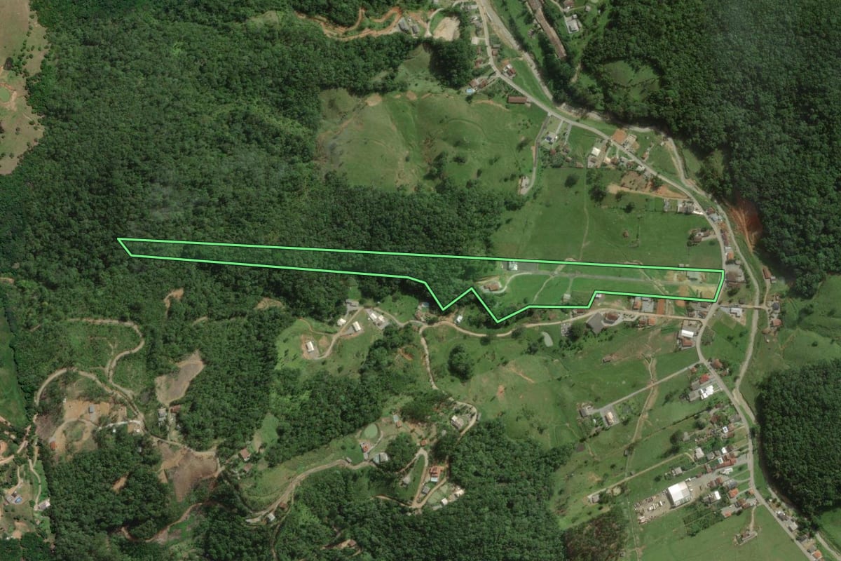 Imagem de satélite do imóvel rural em Santo Amaro da Imperatriz (SC), com o contorno declarado no CAR desenhado por cima.