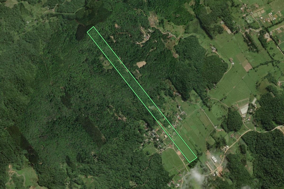 Imagem de satélite do imóvel rural em Santo Amaro da Imperatriz (SC), com o contorno declarado no CAR desenhado por cima.