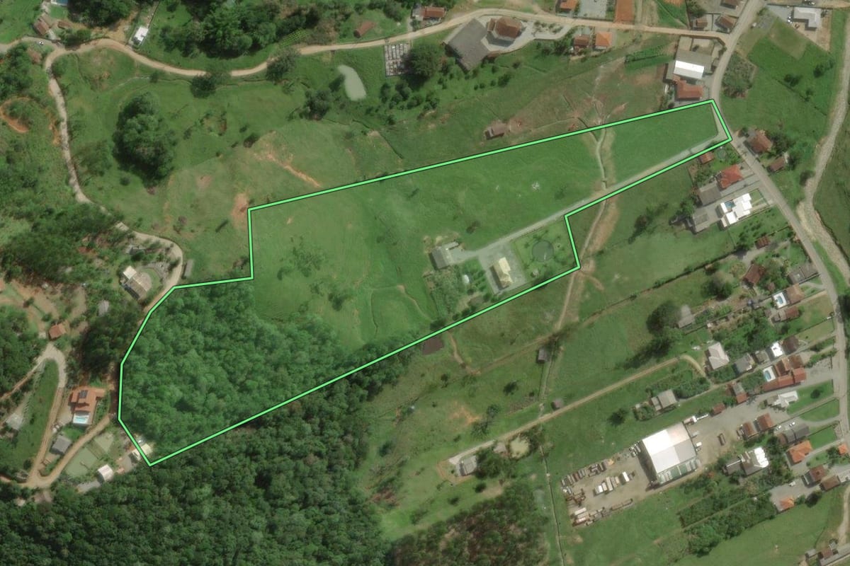 Imagem de satélite do imóvel rural em Santo Amaro da Imperatriz (SC), com o contorno declarado no CAR desenhado por cima.